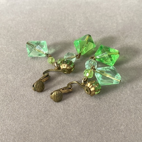 Vintage clip on faceted acrylic dangle earrings. Germany - Picture 4 of 4